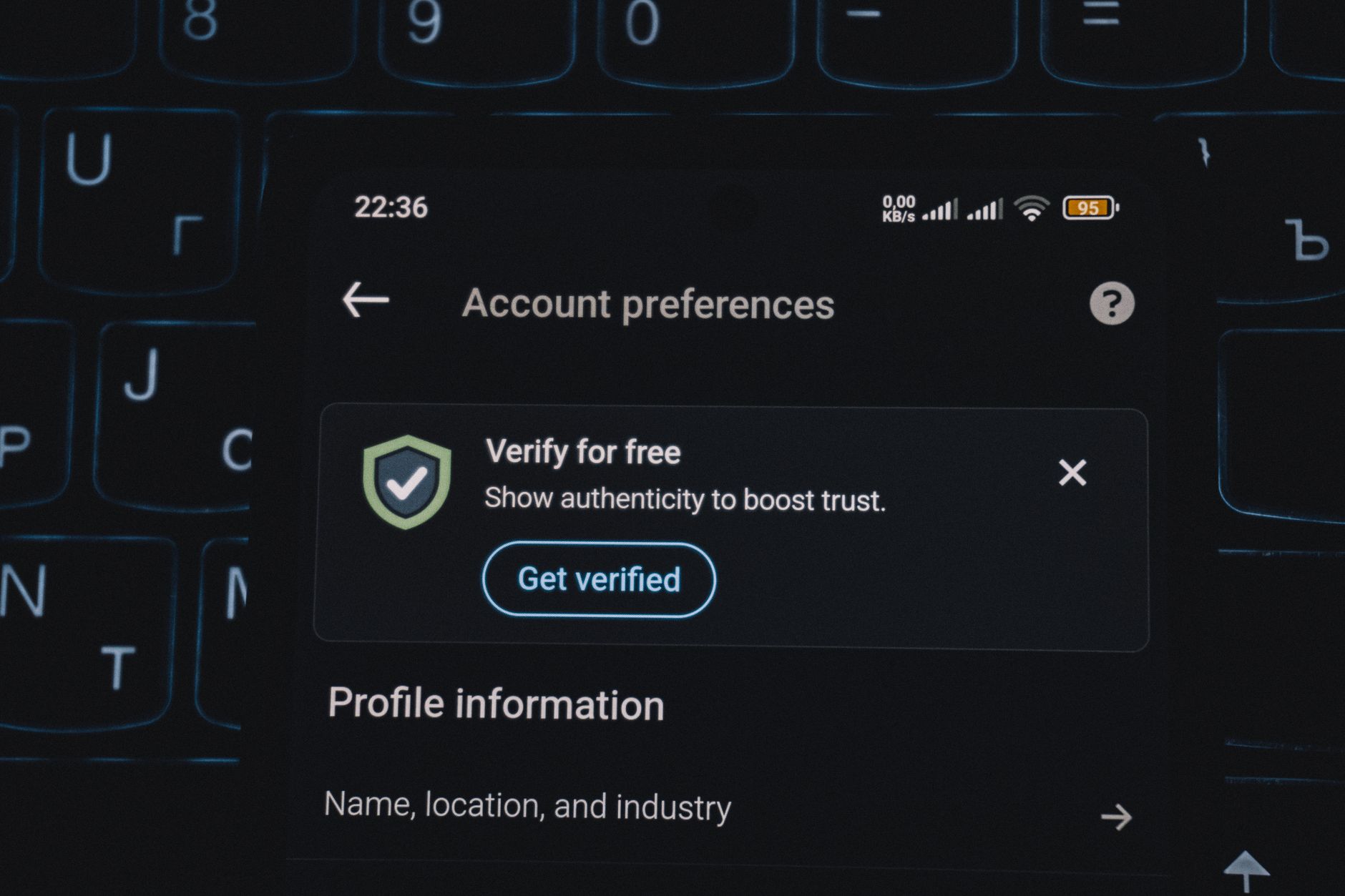 Uma lupa sobre um texto digital com um sutil padrão de marca d'água, simbolizando a busca pela autenticidade do conteúdo gerado por IA.
