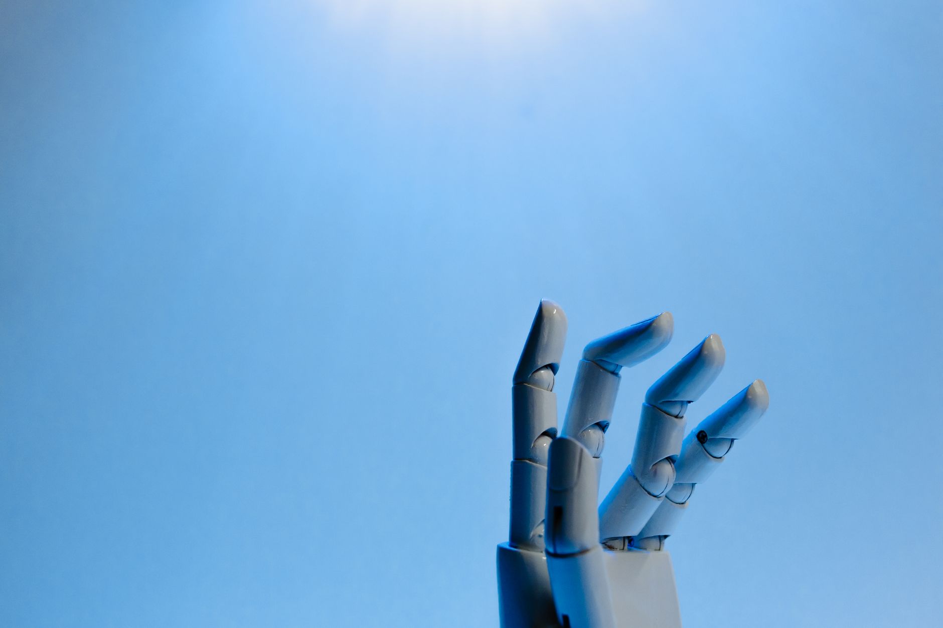 Inteligência artificial sendo aplicada no setor jurídico, com documentos e ícones de lei.