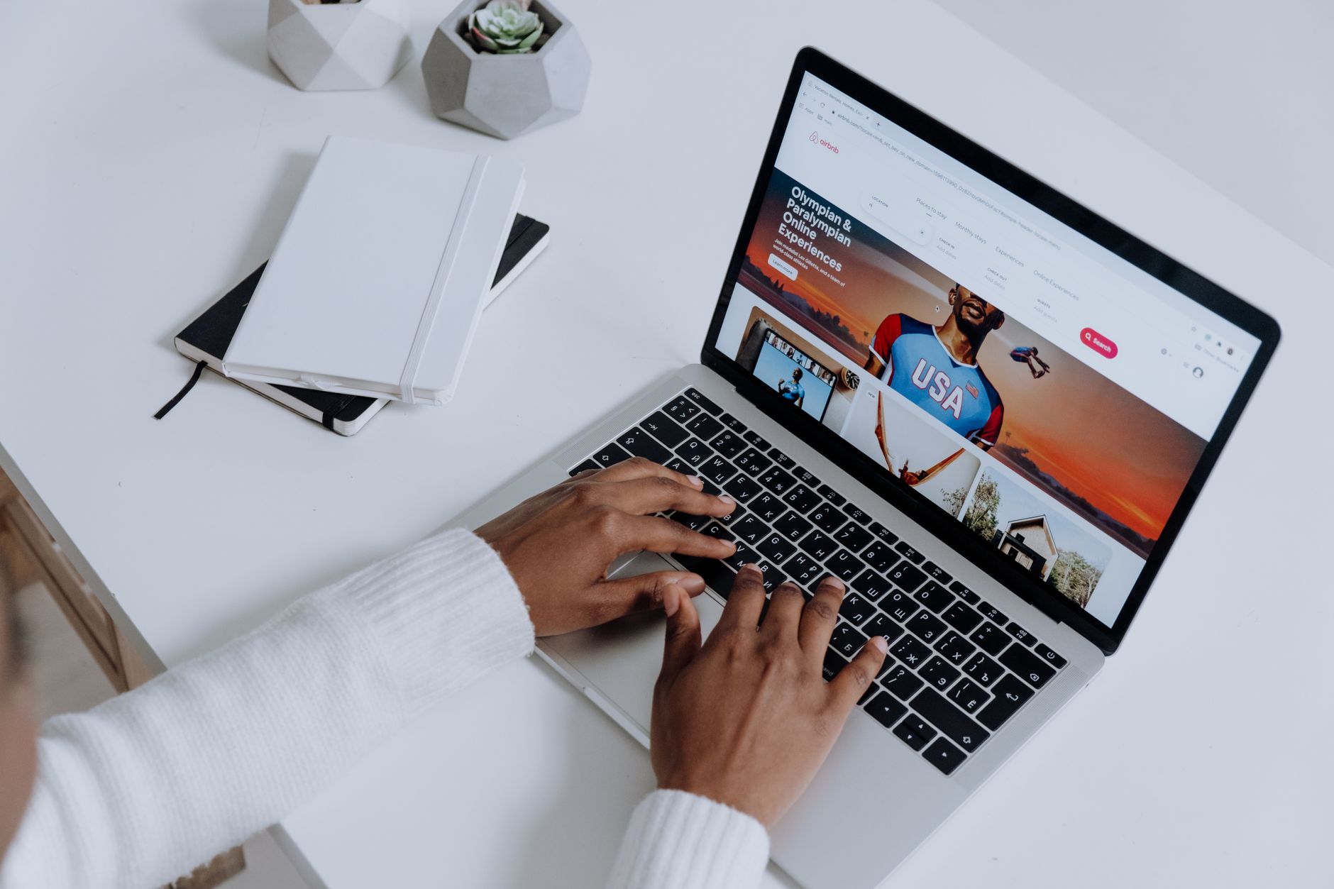 Um agente de IA simulando a navegação em um navegador web, com ícones de automação e dados.