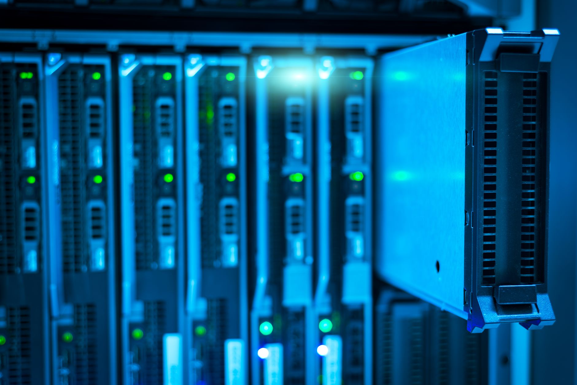Servidores e racks de data center com iluminação futurista, simbolizando a infraestrutura de IA da NVIDIA.