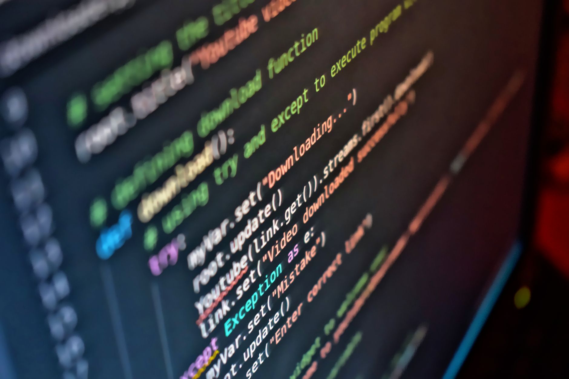 programador trabalhando com código em tela de computador