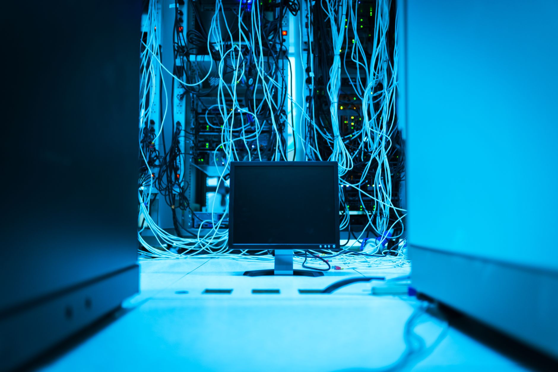 Cabos desconectados em um servidor, simbolizando a falha na infraestrutura de IA