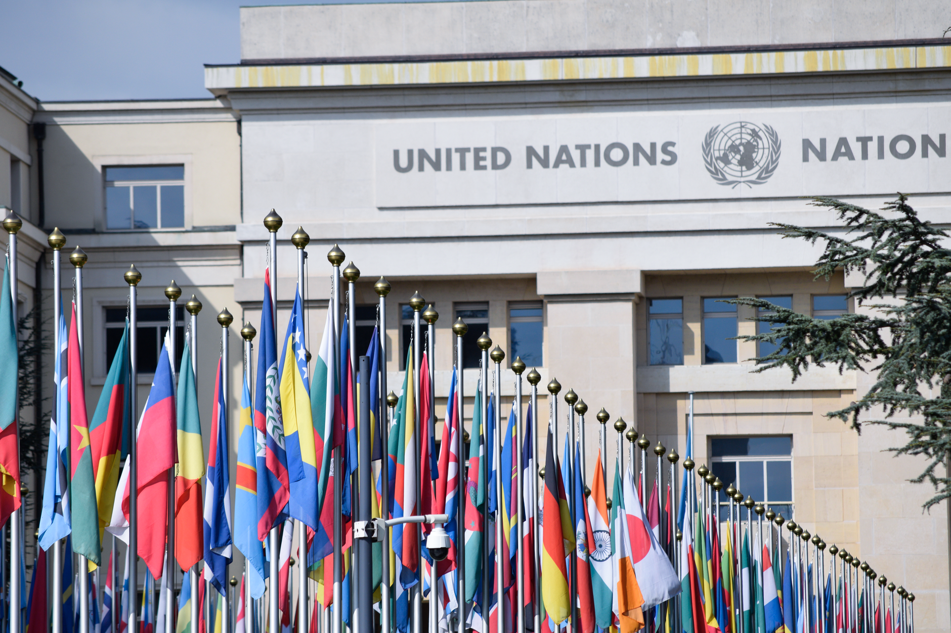 Líderes mundiais reunidos na ONU discutindo a governança de inteligência artificial, com gráficos de modelos de IA no fundo.
