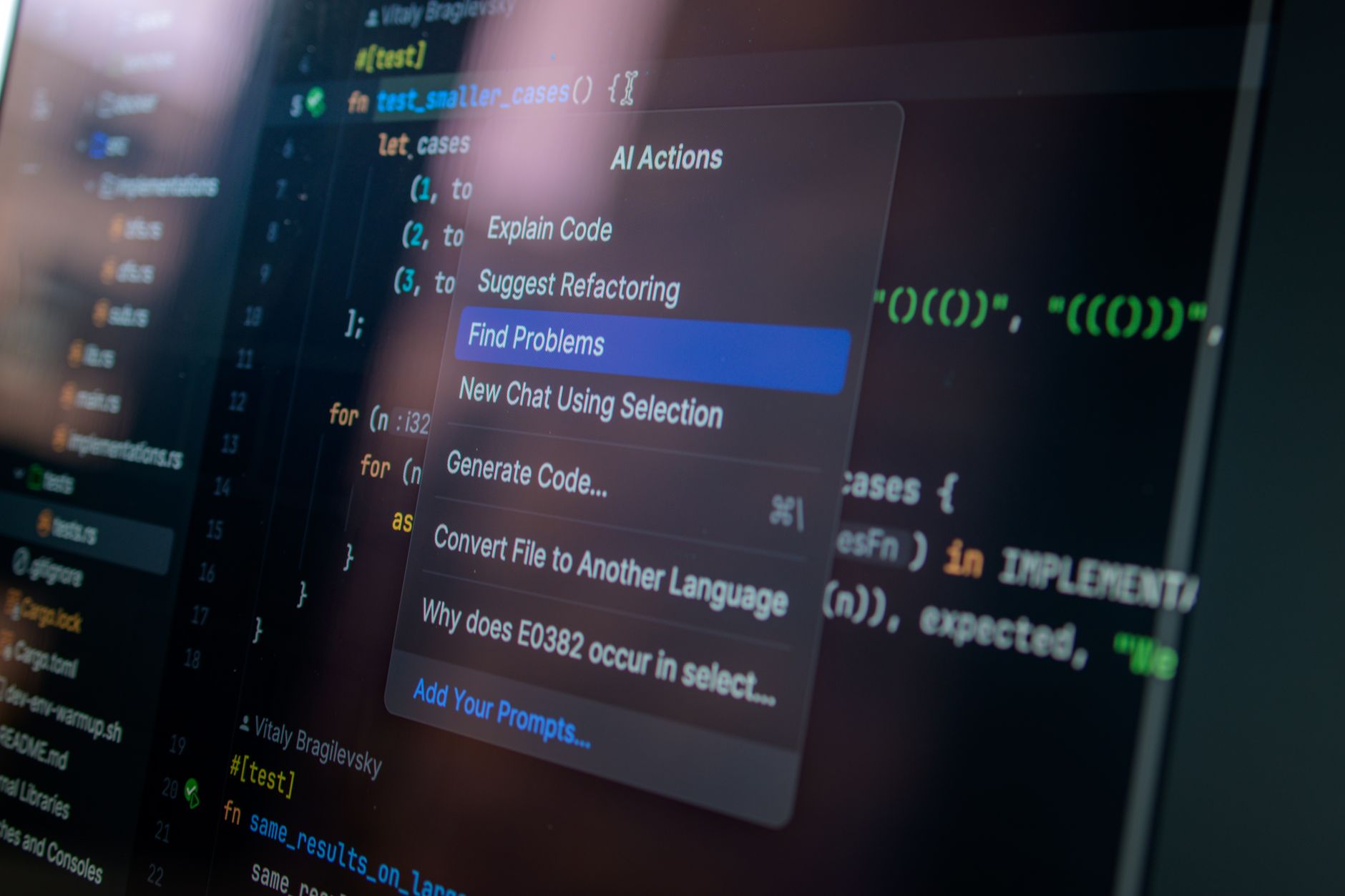 Robô programador usando laptop com linhas de código em tela, símbolo de competição no fundo.