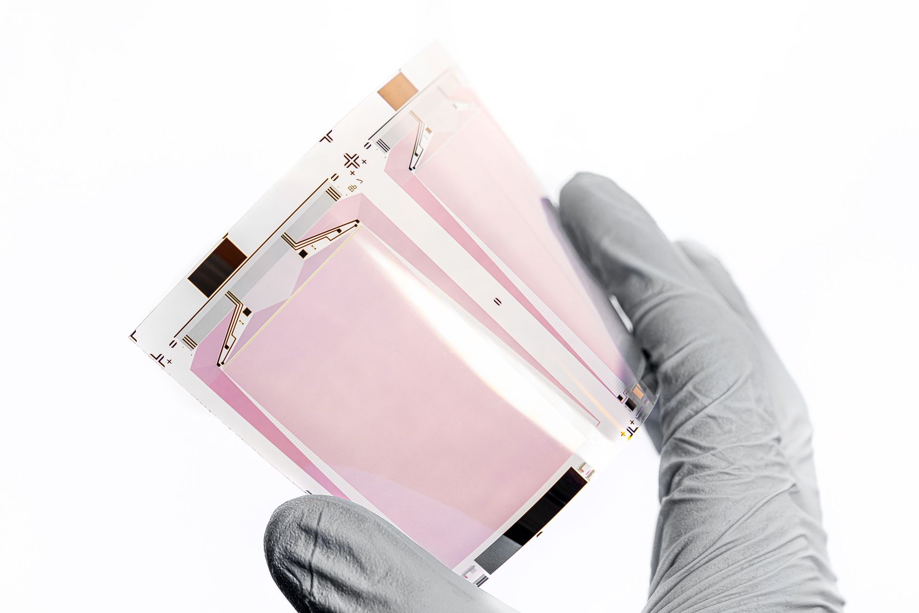 Laboratório futurista com cientistas e interfaces de inteligência artificial analisando e descobrindo novos materiais.