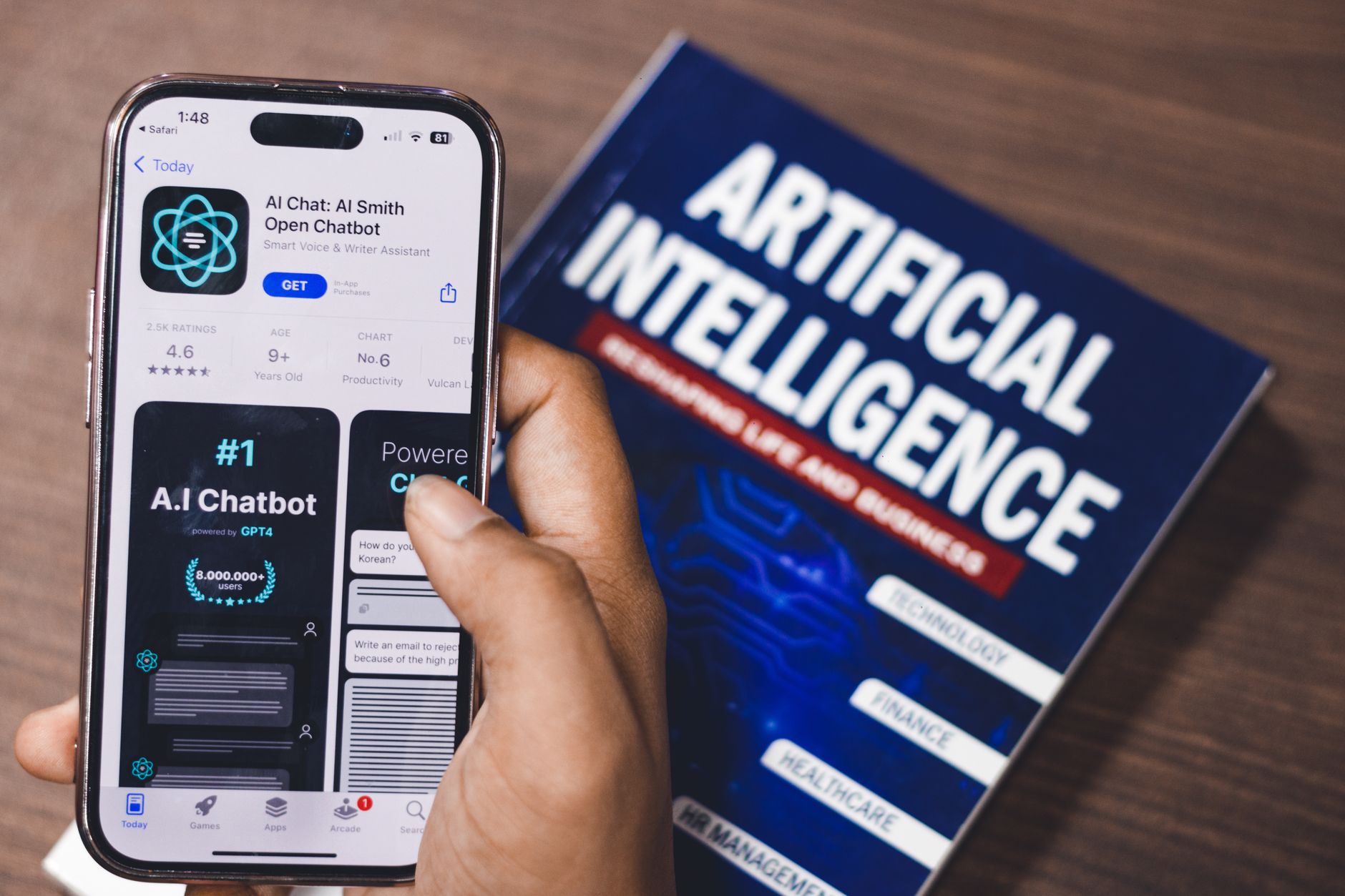 Um smartphone exibindo um holograma de inteligência artificial, simbolizando o processamento de IA local e o poder no dispositivo.