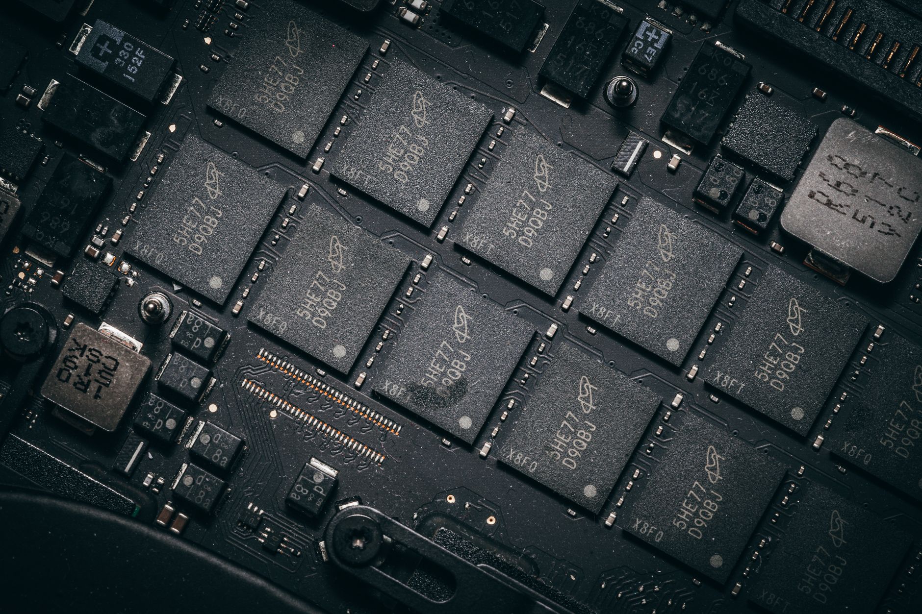 Ilustração de chips de computador com fronteiras geográficas ou barreiras virtuais, representando a guerra tecnológica entre EUA e China por semicondutores de IA.