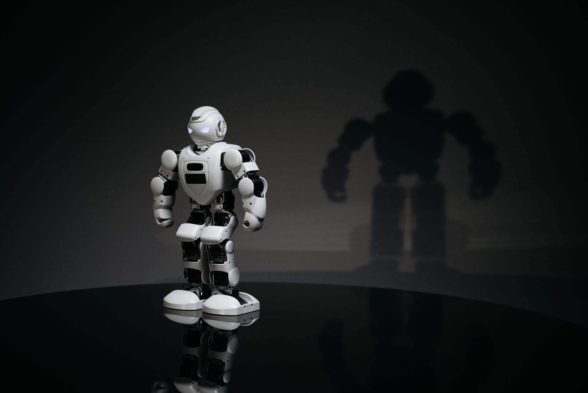 Engenheiros trabalhando em um ambiente de computação acelerada com inteligência artificial, simbolizando a inovação e o acesso a modelos de IA.