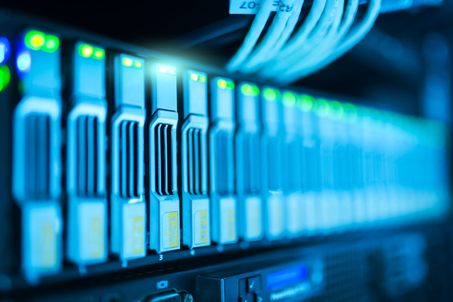 Servidores de um data center funcionando, com uma leve névoa ou calor indicando grande consumo de energia.