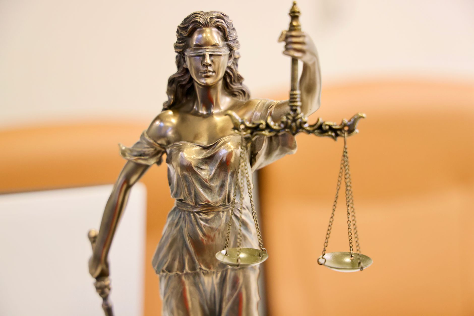 Agente de IA em um tribunal digital, com balanças da justiça ao fundo, simbolizando os riscos jurídicos para seguradoras.